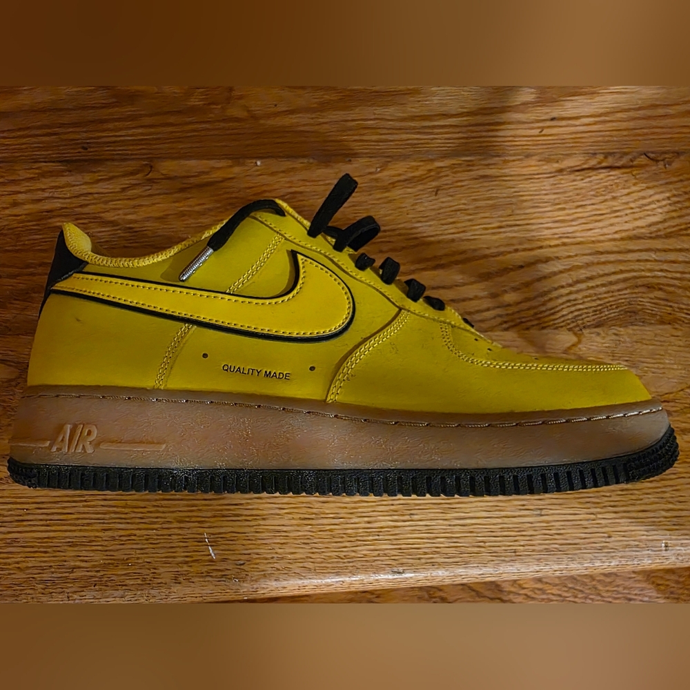 Nike Men's Yellow Sneakers